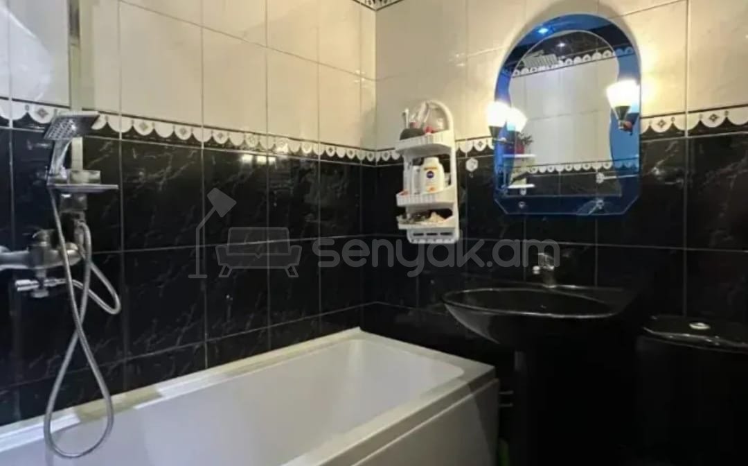 3 Սենյականոց Բնակարան Քարե Շենքում, 73քմ, 4/4 հարկ, Կապիտալ Վերանորոգված