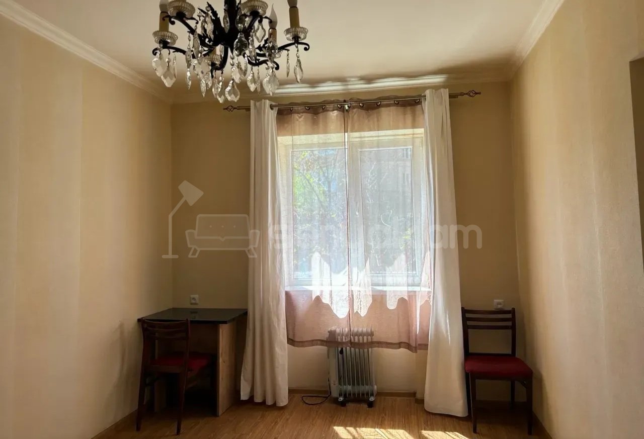 1 Սենյականոց Բնակարան Քարե Շենքում, 30քմ, 2/4 հարկ, Կապիտալ Վերանորոգված, Կահավորված