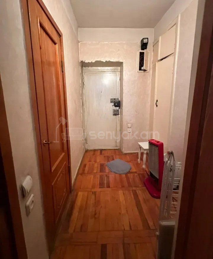 1 Սենյականոց Բնակարան Քարե Շենքում, 47քմ, 3/7 հարկ, Պետական Վիճակում