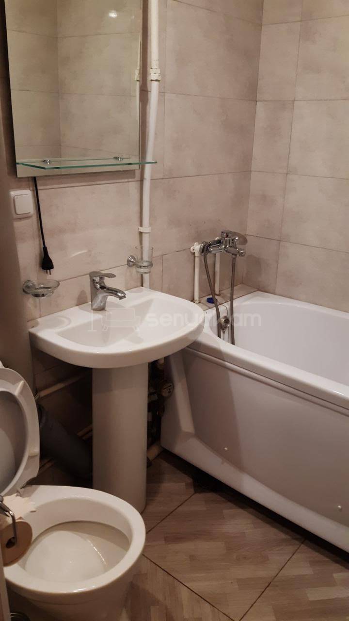 2 Սենյականոց Բնակարան Քարե Շենքում, 38քմ, 2/5 հարկ, Նորմալ Վիճակում, Կահավորված, Արևկող