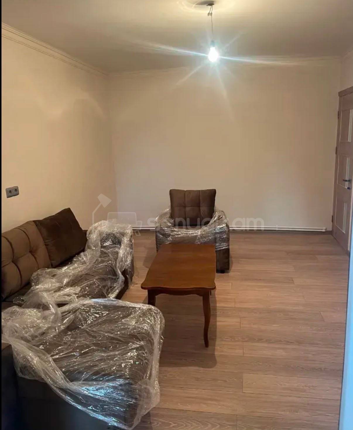 3 Սենյականոց Բնակարան Քարե Շենքում, 60քմ, 4/5 հարկ, Կապիտալ Վերանորոգված, Կահավորված