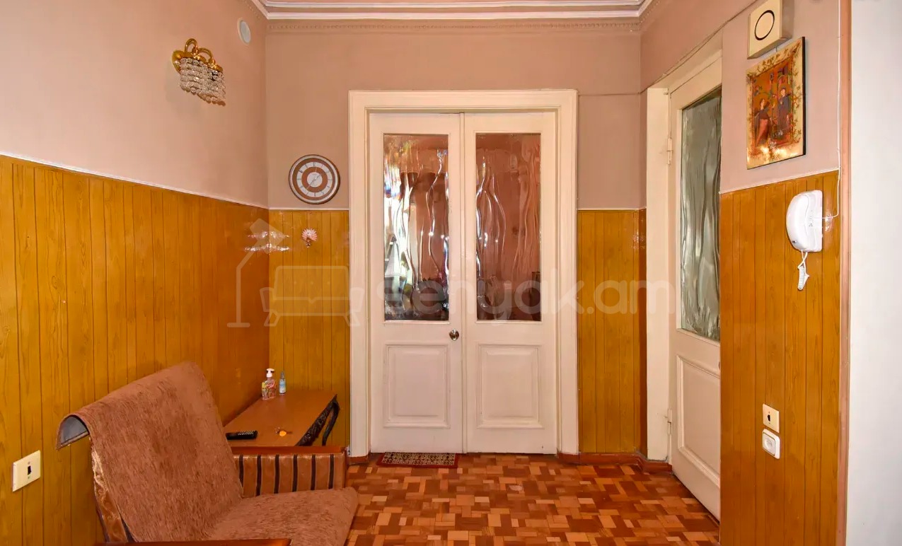 3 Սենյականոց Բնակարան Քարե Շենքում, 85քմ, 2/4 հարկ, Պետական Վիճակում