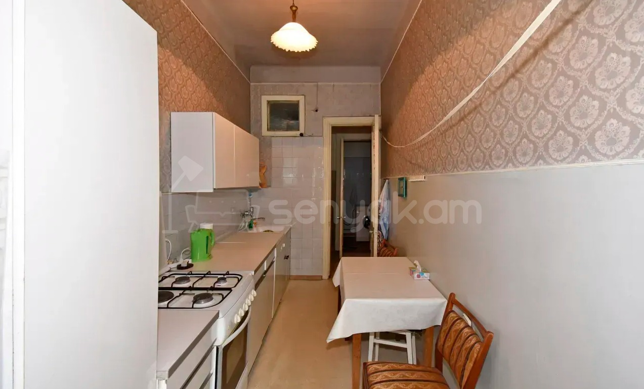 3 Սենյականոց Բնակարան Քարե Շենքում, 85քմ, 2/4 հարկ, Պետական Վիճակում