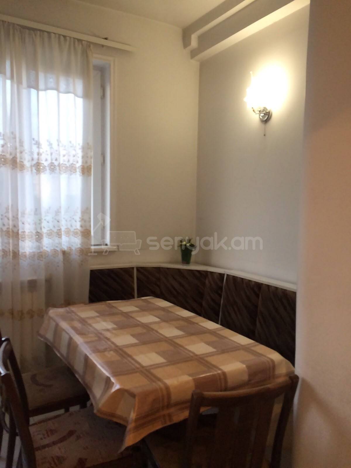 2 Սենյականոց Բնակարան Քարե Շենքում, 62քմ, 2/5 հարկ, Նորմալ Վիճակում, Կահավորված, Արևկող