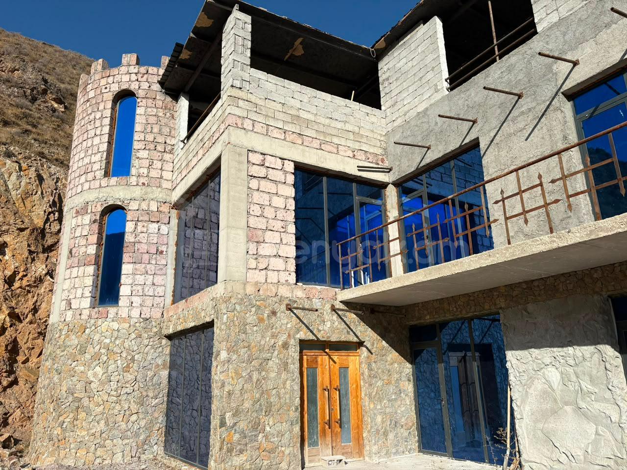 8 Սենյականոց Սեփական Տուն, 700քմ, Կոսմետիկ Վերանորոգված