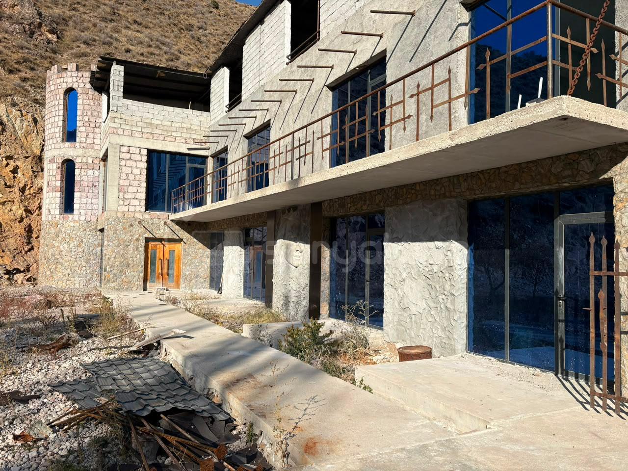 8 Սենյականոց Սեփական Տուն, 700քմ, Կոսմետիկ Վերանորոգված