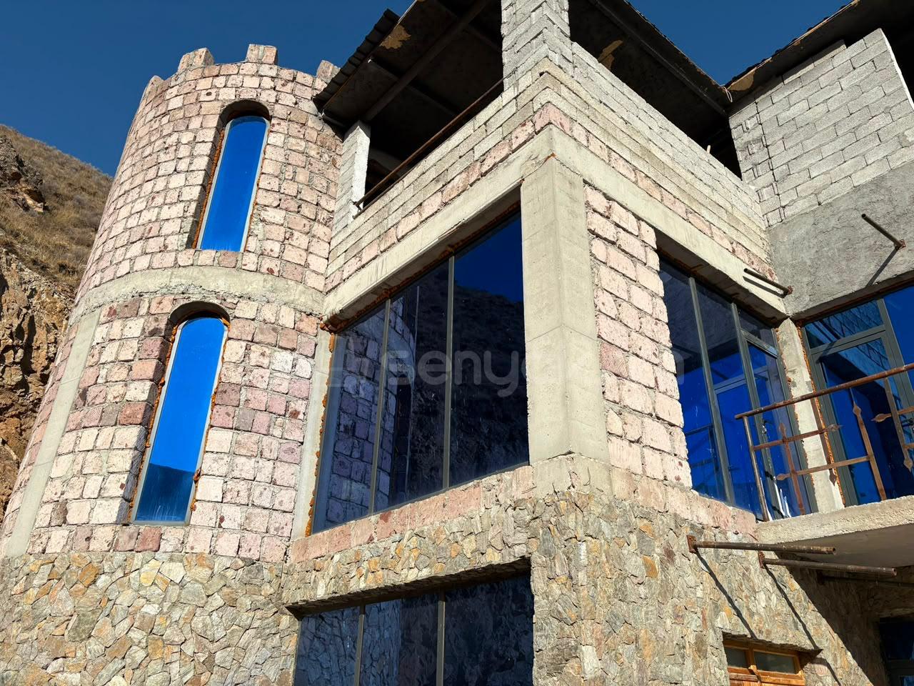 8 Սենյականոց Սեփական Տուն, 700քմ, Կոսմետիկ Վերանորոգված