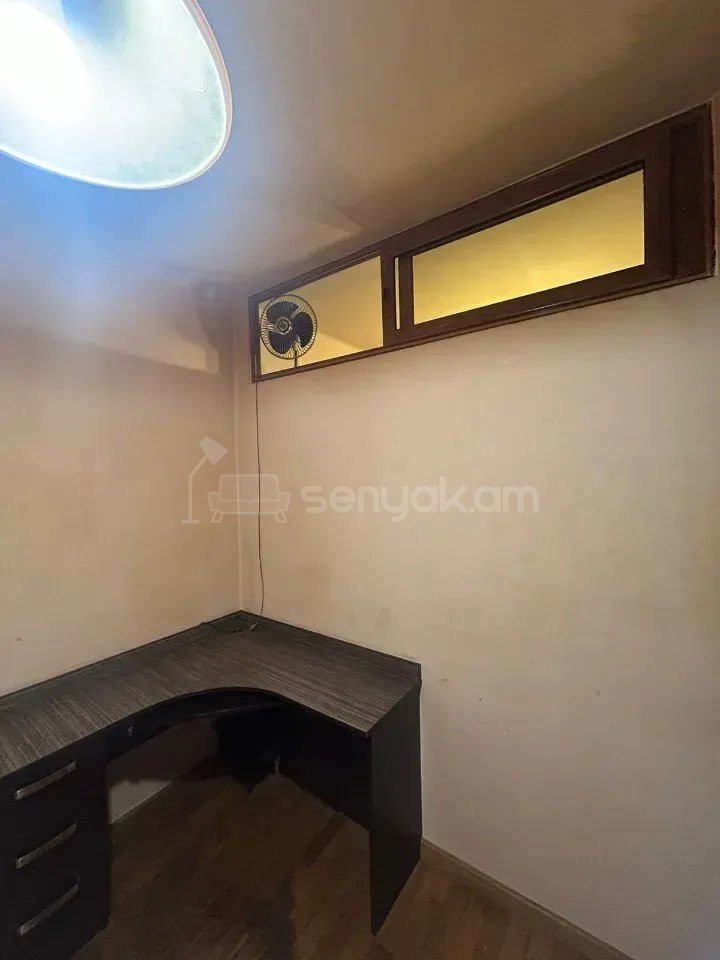 2 Սենյականոց Բնակարան Քարե Շենքում, 50քմ, 1/5 հարկ, Կապիտալ Վերանորոգված