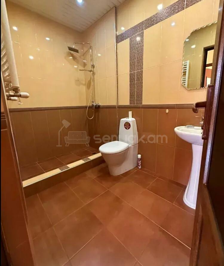 3 Սենյականոց Բնակարան Նորակառույց Քարե Շենքում, 85քմ, 2/5 հարկ, Կապիտալ Վերանորոգված, Կահավորված
