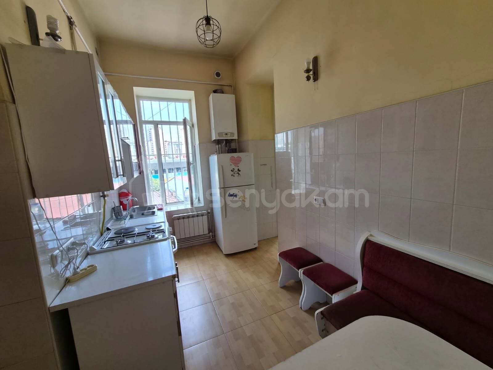 2 Սենյականոց Բնակարան Քարե Շենքում, 70քմ, 4/4 հարկ, Նորմալ Վիճակում, Կահավորված
