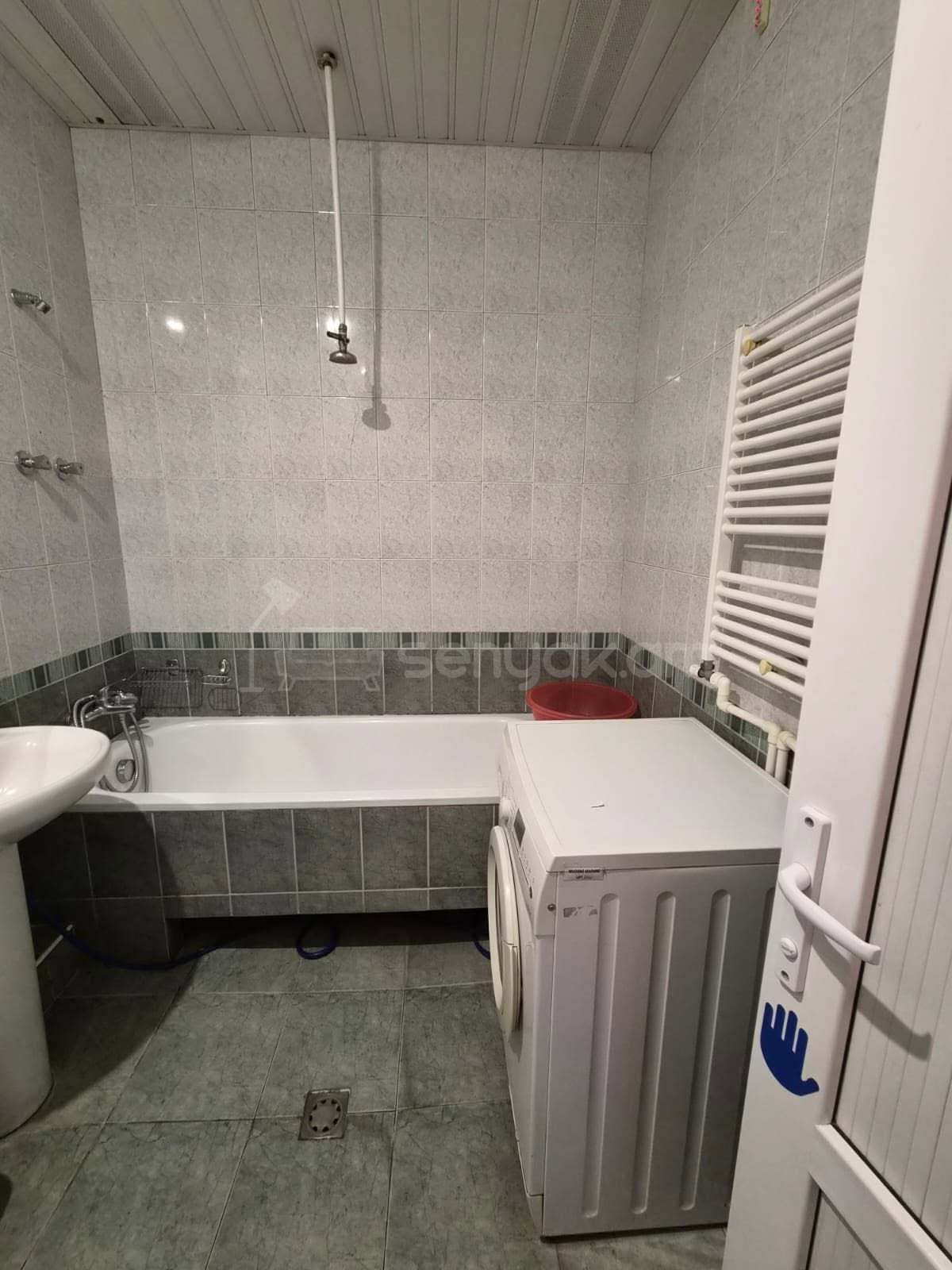 2 Սենյականոց Բնակարան Քարե Շենքում, 70քմ, 4/4 հարկ, Նորմալ Վիճակում, Կահավորված