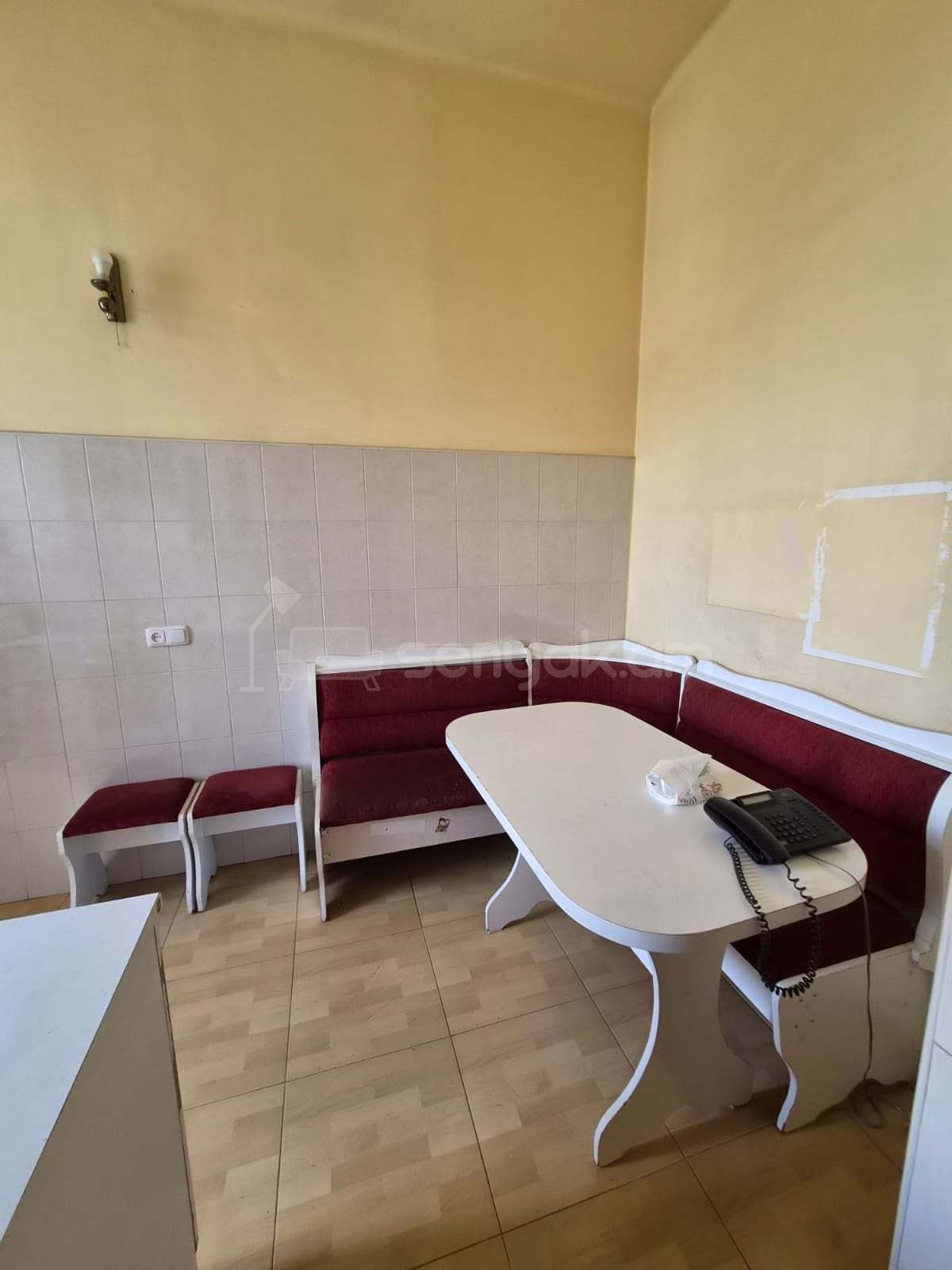 2 Սենյականոց Բնակարան Քարե Շենքում, 70քմ, 4/4 հարկ, Նորմալ Վիճակում, Կահավորված