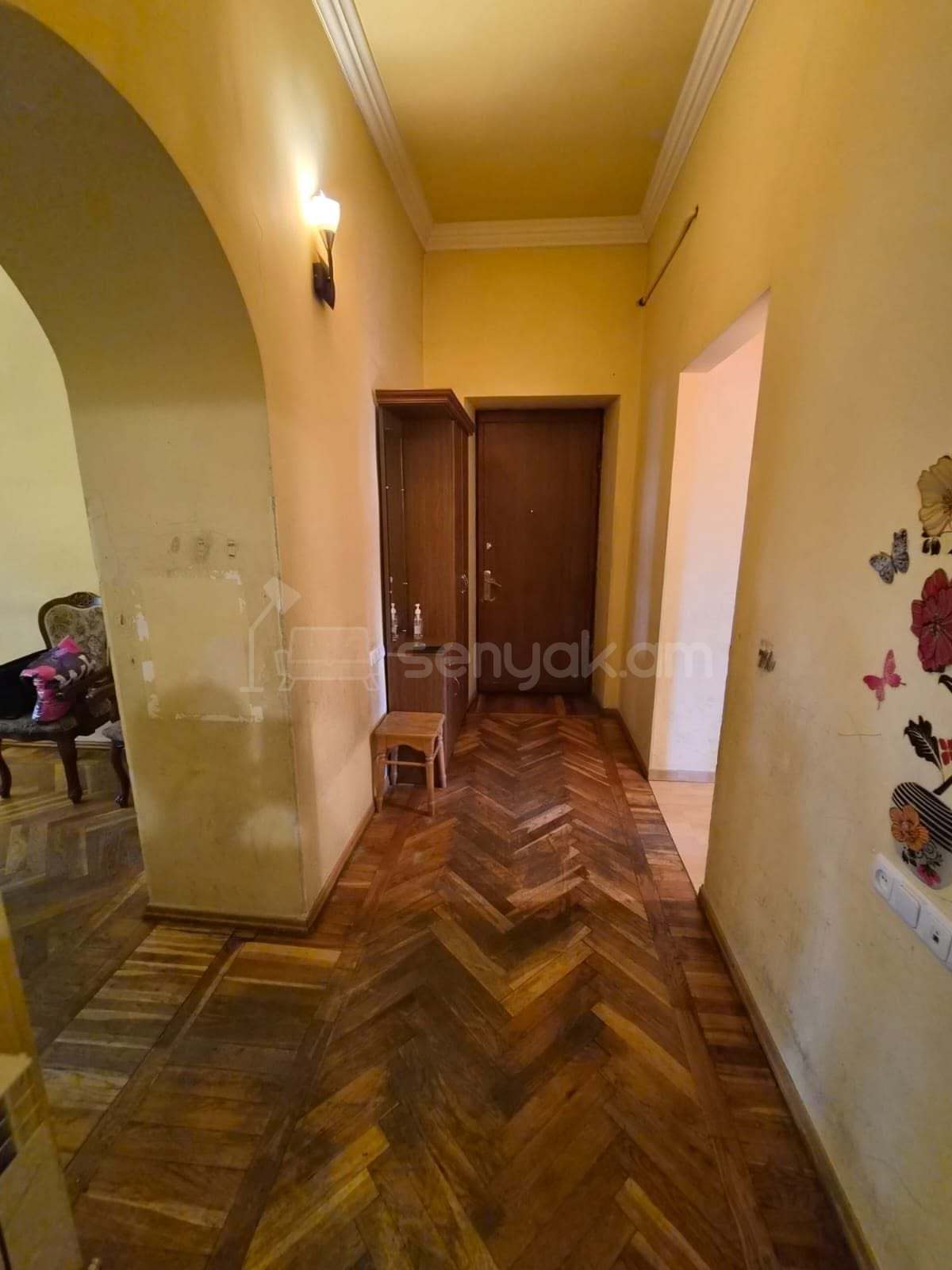 2 Սենյականոց Բնակարան Քարե Շենքում, 70քմ, 4/4 հարկ, Նորմալ Վիճակում, Կահավորված