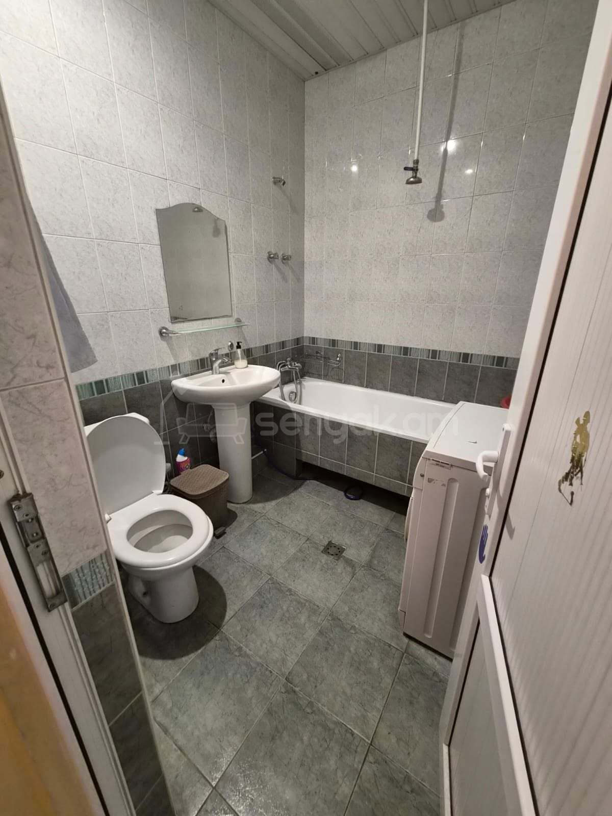 2 Սենյականոց Բնակարան Քարե Շենքում, 70քմ, 4/4 հարկ, Նորմալ Վիճակում, Կահավորված