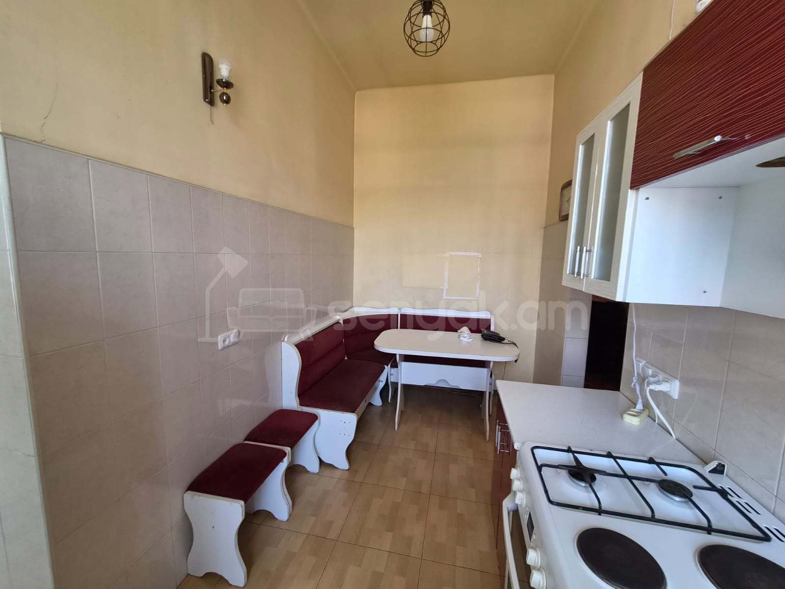 2 Սենյականոց Բնակարան Քարե Շենքում, 70քմ, 4/4 հարկ, Նորմալ Վիճակում, Կահավորված