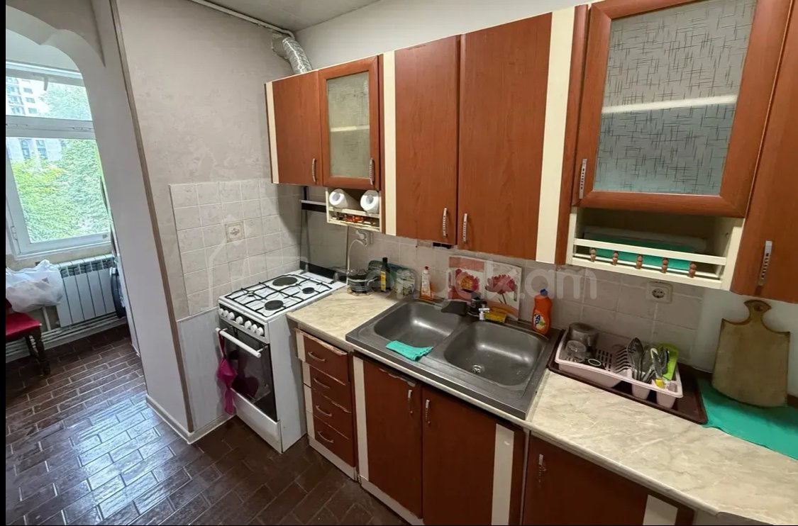 3 Սենյականոց Բնակարան Քարե Շենքում, 68քմ, 4/5 հարկ, Նորմալ Վիճակում, Կահավորված
