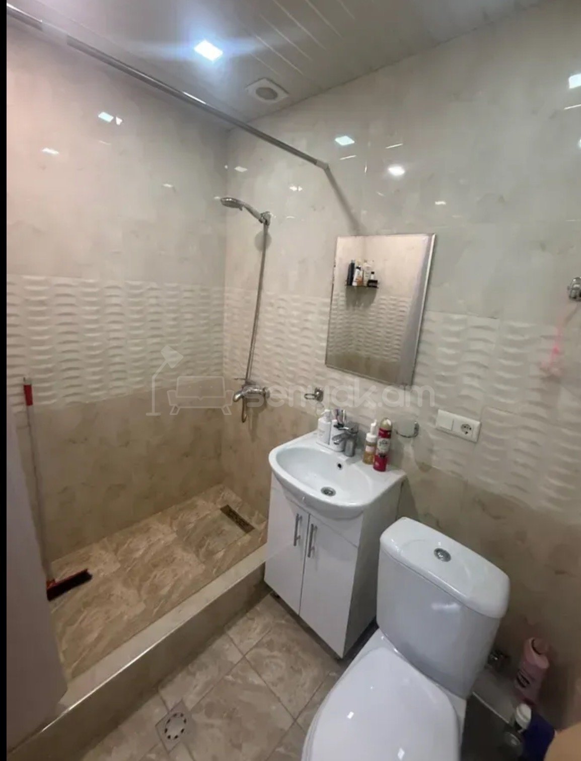 2 Սենյականոց Բնակարան Քարե Շենքում, 43քմ, 5/5 հարկ, Նորմալ Վիճակում