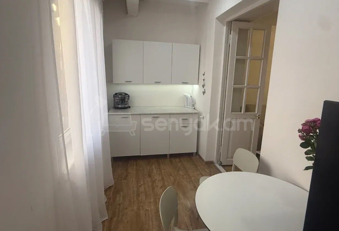 2 Սենյականոց Բնակարան Քարե Շենքում, 43քմ, 5/5 հարկ, Նորմալ Վիճակում