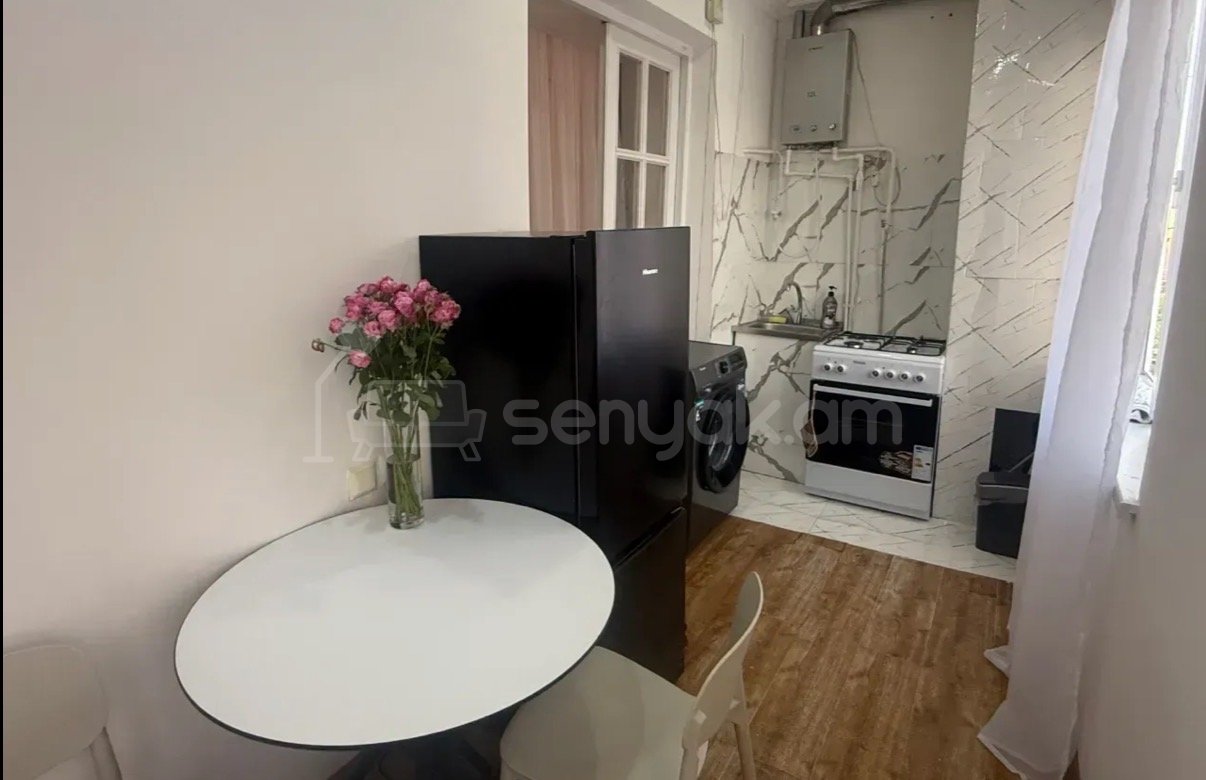 2 Սենյականոց Բնակարան Քարե Շենքում, 43քմ, 5/5 հարկ, Նորմալ Վիճակում