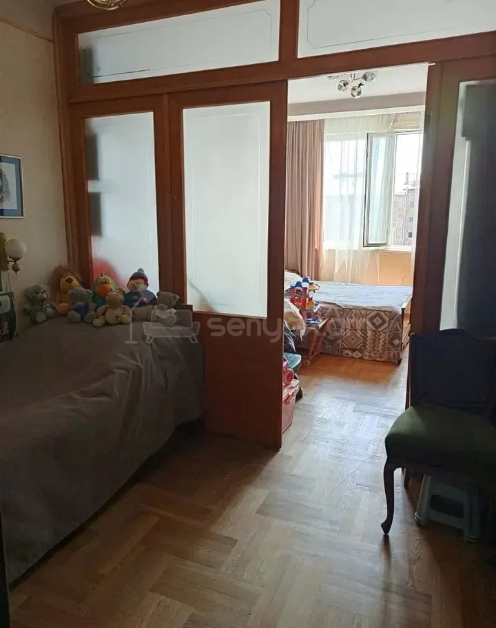 3 Սենյականոց Բնակարան Քարե Շենքում, 85քմ, 3/5 հարկ, Նորմալ Վիճակում