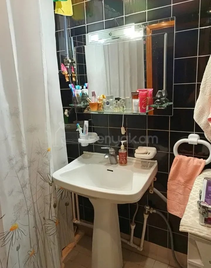 3 Սենյականոց Բնակարան Քարե Շենքում, 85քմ, 3/5 հարկ, Նորմալ Վիճակում