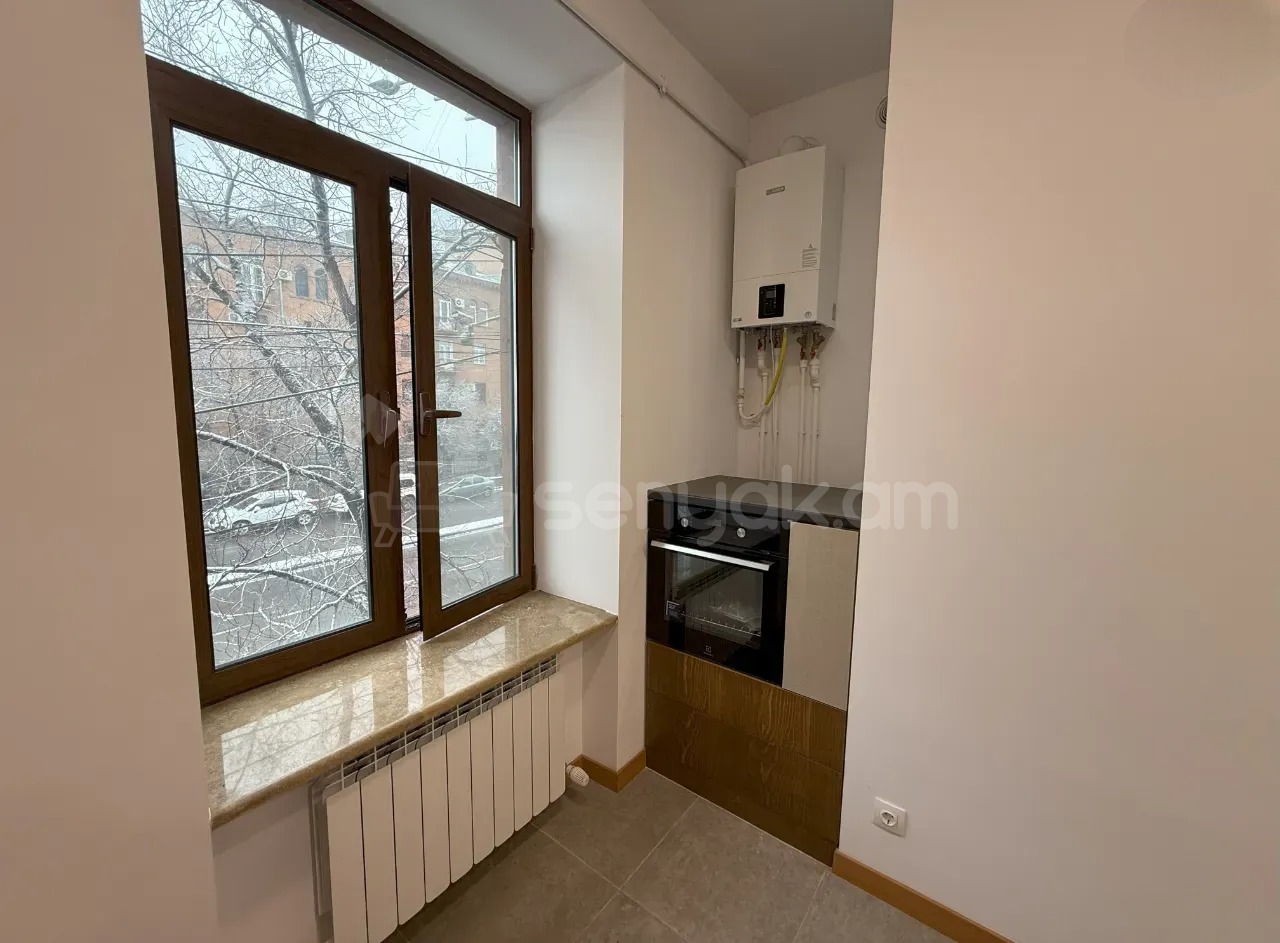 3 Սենյականոց Բնակարան Քարե Շենքում, 93քմ, 2/5 հարկ, Կապիտալ Վերանորոգված