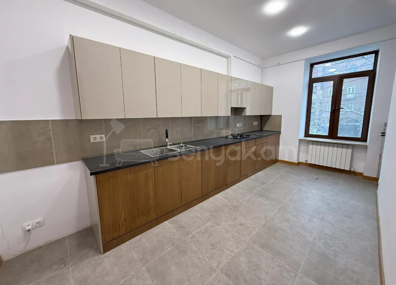 3 Սենյականոց Բնակարան Քարե Շենքում, 93քմ, 2/5 հարկ, Կապիտալ Վերանորոգված