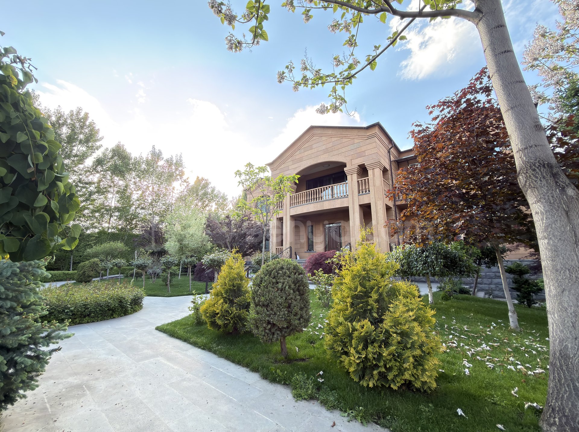 8 Սենյականոց Շքեղ Առանձնատուն, 923քմ, Լողավազանով, Ավտոտնակով