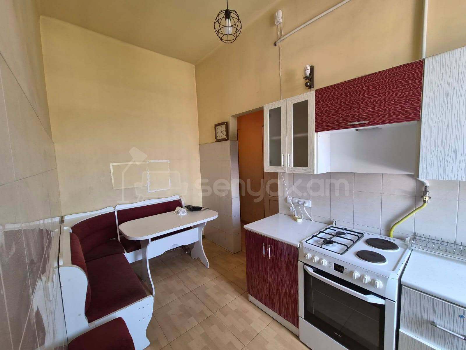 2 Սենյականոց Բնակարան Քարե Շենքում, 70քմ, 4/4 հարկ, Նորմալ Վիճակում, Կահավորված, Արևկող