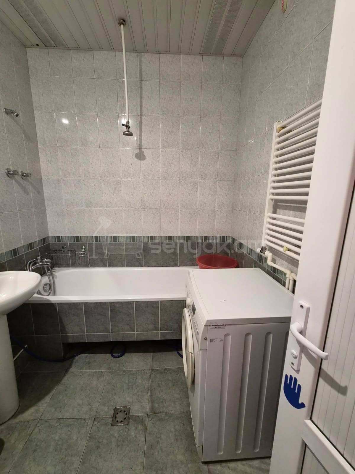 2 Սենյականոց Բնակարան Քարե Շենքում, 70քմ, 4/4 հարկ, Նորմալ Վիճակում, Կահավորված, Արևկող