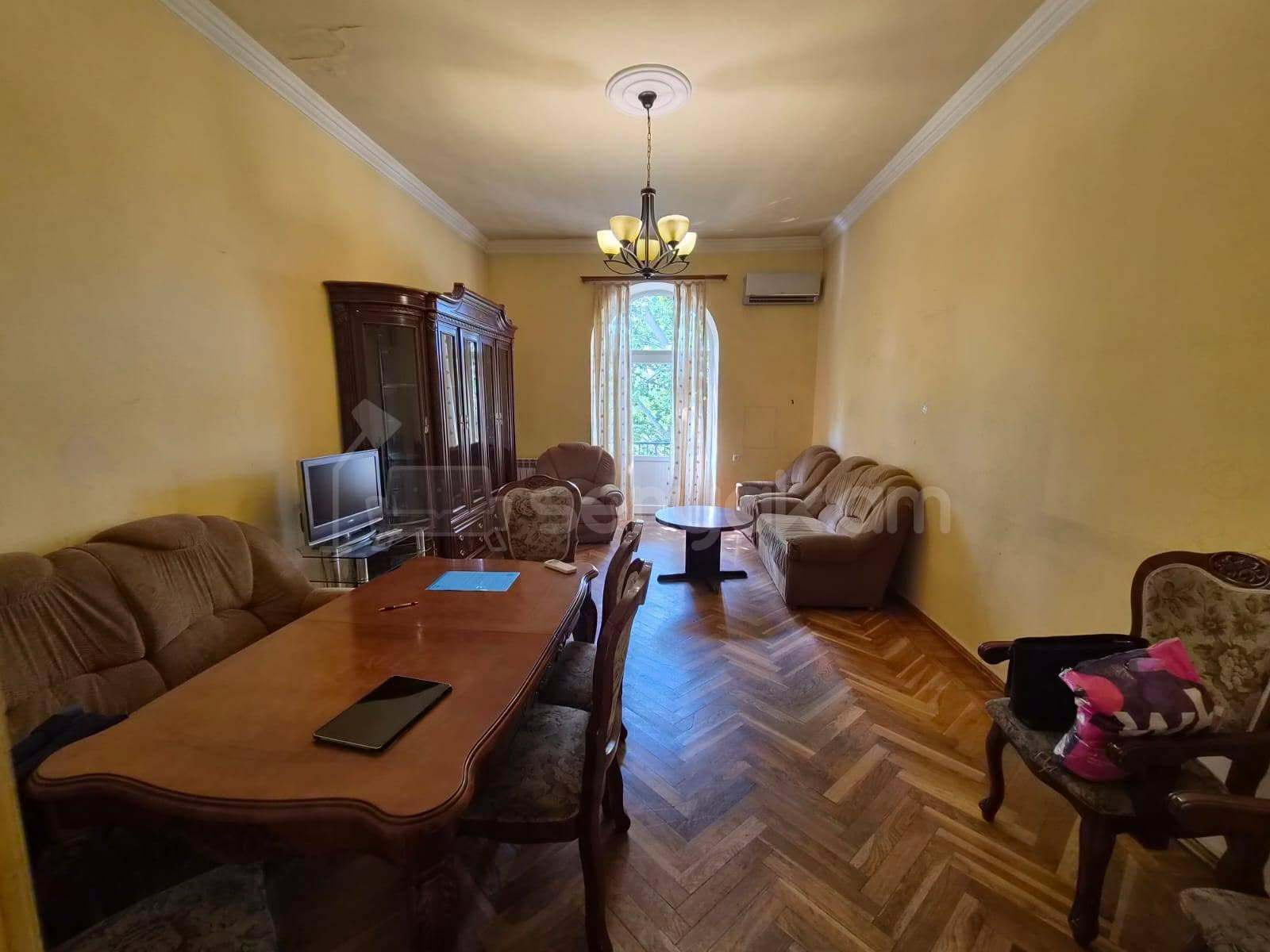 2 Սենյականոց Բնակարան Քարե Շենքում, 70քմ, 4/4 հարկ, Նորմալ Վիճակում, Կահավորված, Արևկող