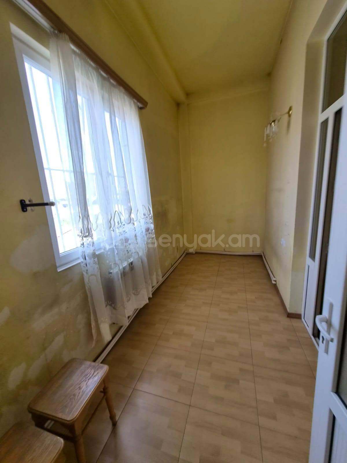 2 Սենյականոց Բնակարան Քարե Շենքում, 70քմ, 4/4 հարկ, Նորմալ Վիճակում, Կահավորված, Արևկող