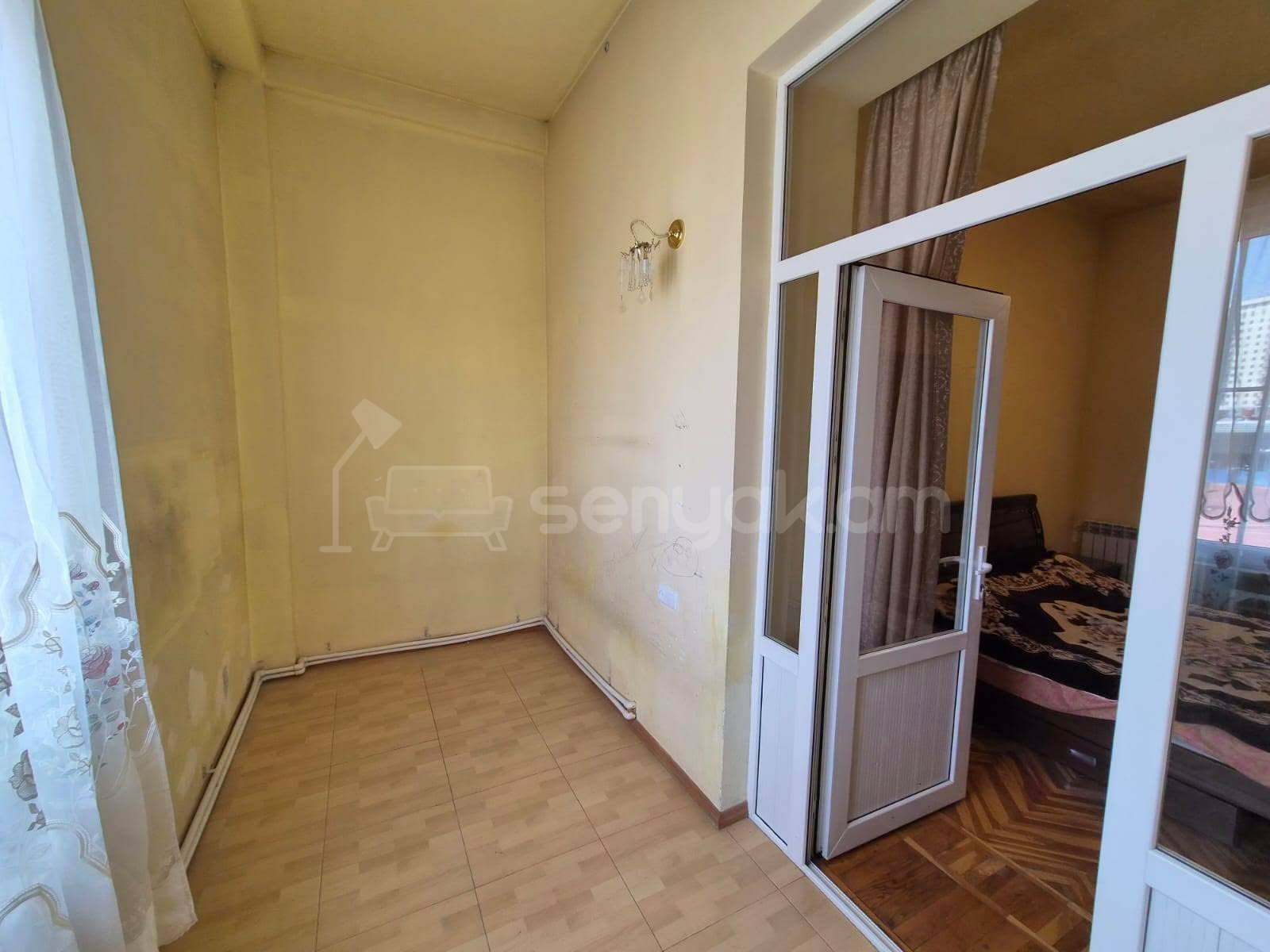 2 Սենյականոց Բնակարան Քարե Շենքում, 70քմ, 4/4 հարկ, Նորմալ Վիճակում, Կահավորված, Արևկող