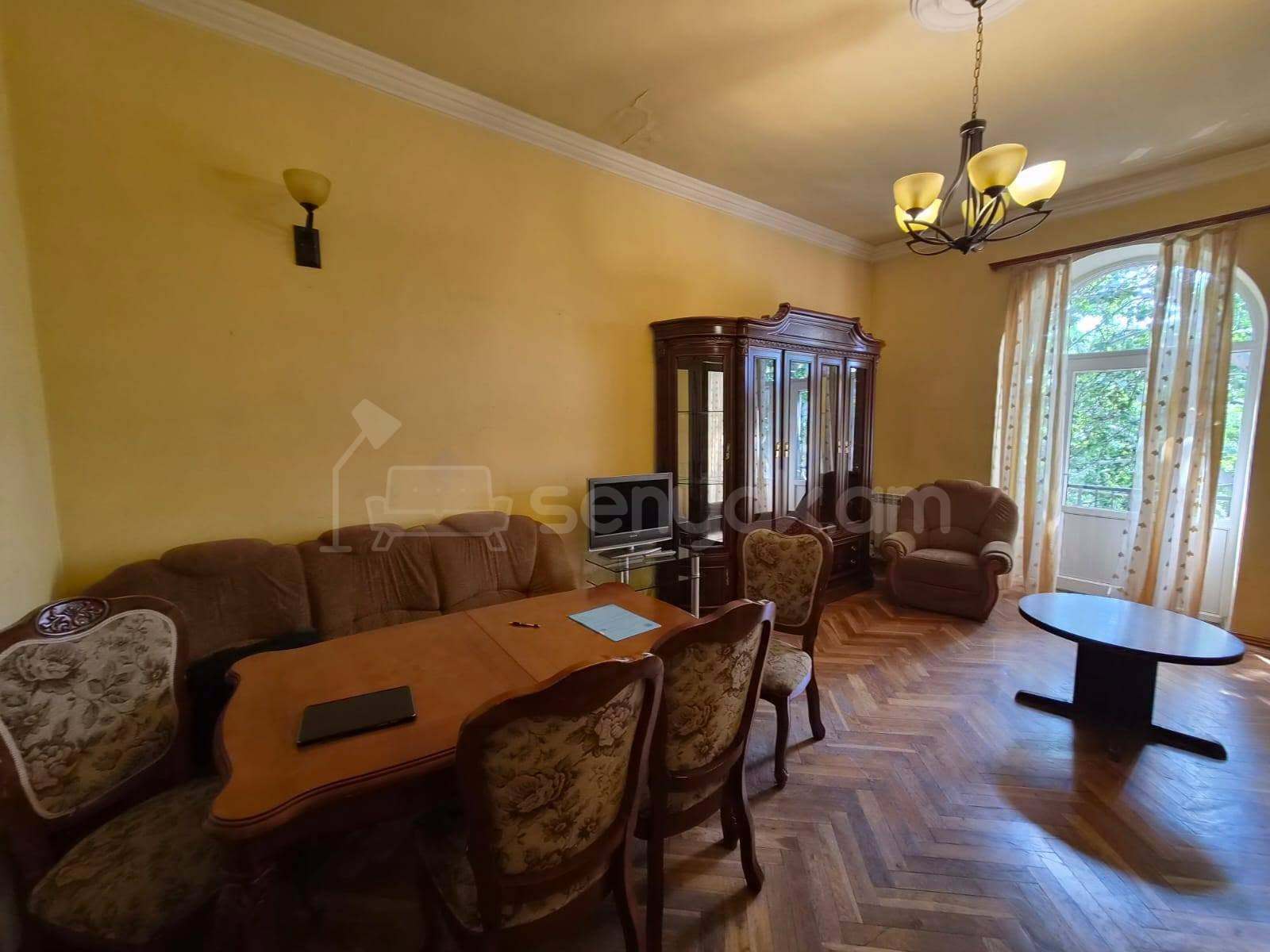 2 Սենյականոց Բնակարան Քարե Շենքում, 70քմ, 4/4 հարկ, Նորմալ Վիճակում, Կահավորված, Արևկող