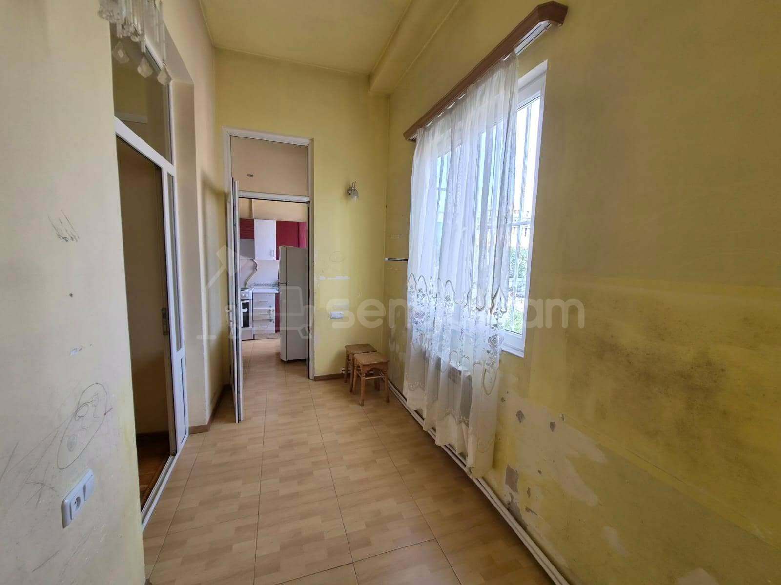 2 Սենյականոց Բնակարան Քարե Շենքում, 70քմ, 4/4 հարկ, Նորմալ Վիճակում, Կահավորված, Արևկող