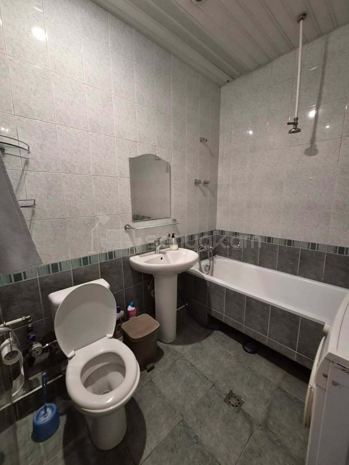 2 Սենյականոց Բնակարան Քարե Շենքում, 70քմ, 4/4 հարկ, Նորմալ Վիճակում, Կահավորված, Արևկող