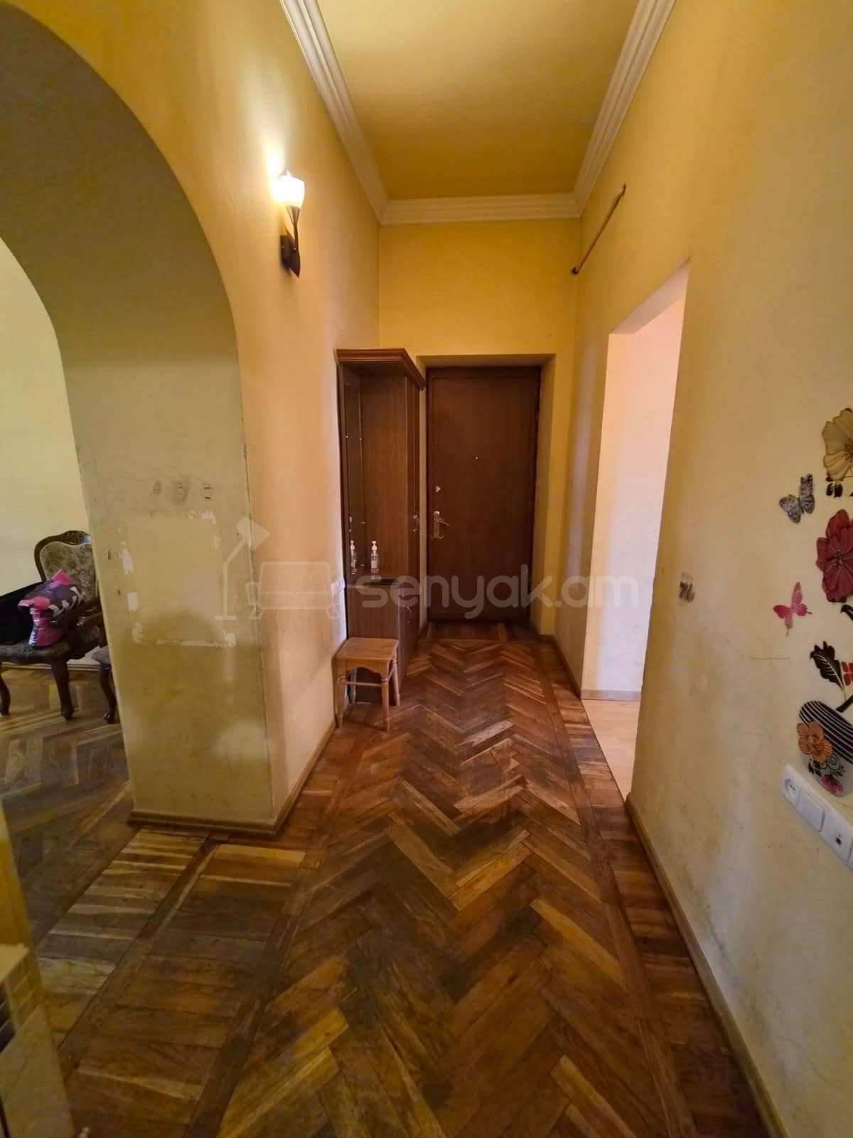 2 Սենյականոց Բնակարան Քարե Շենքում, 70քմ, 4/4 հարկ, Նորմալ Վիճակում, Կահավորված, Արևկող