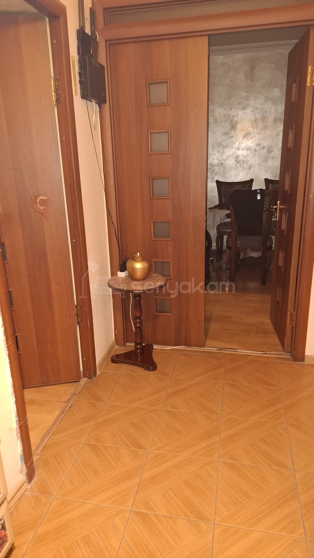 3 Սենյականոց Բնակարան Քարե Շենքում, 70քմ, 1/4 հարկ, Նորմալ Վիճակում