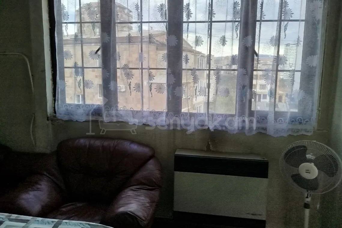 4 Սենյականոց Բնակարան Քարե Շենքում, 90քմ, 3/4 հարկ, Կոսմետիկ Վերանորոգված