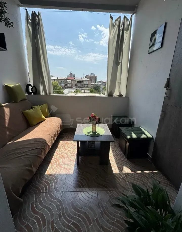 1 Սենյականոց Բնակարան Քարե Շենքում, 43քմ, 3/5 հարկ, Կապիտալ Վերանորոգված