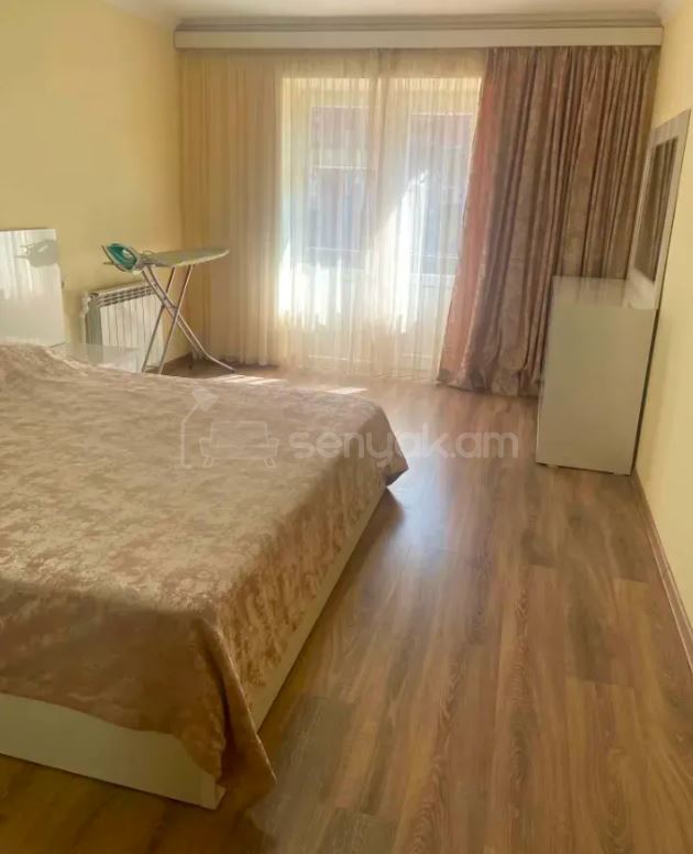 3 Սենյականոց Բնակարան Քարե Շենքում, 80քմ, 2/5 հարկ, Կապիտալ Վերանորոգված, Կահավորված