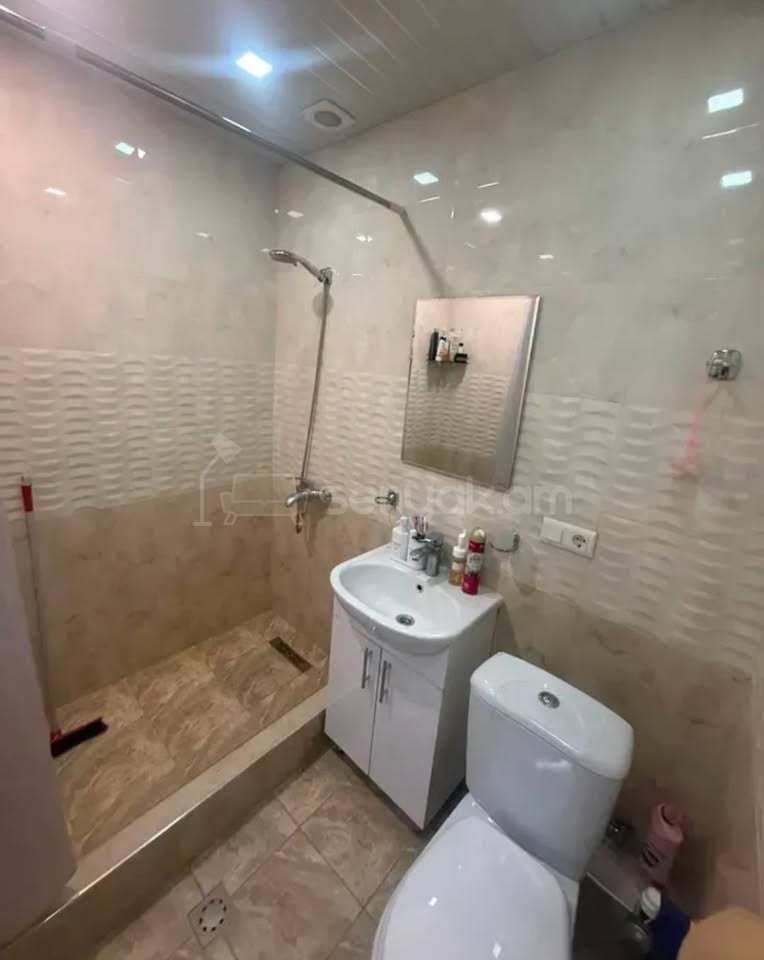 2 Սենյականոց Բնակարան Քարե Շենքում, 46քմ, 5/5 հարկ, Կապիտալ Վերանորոգված