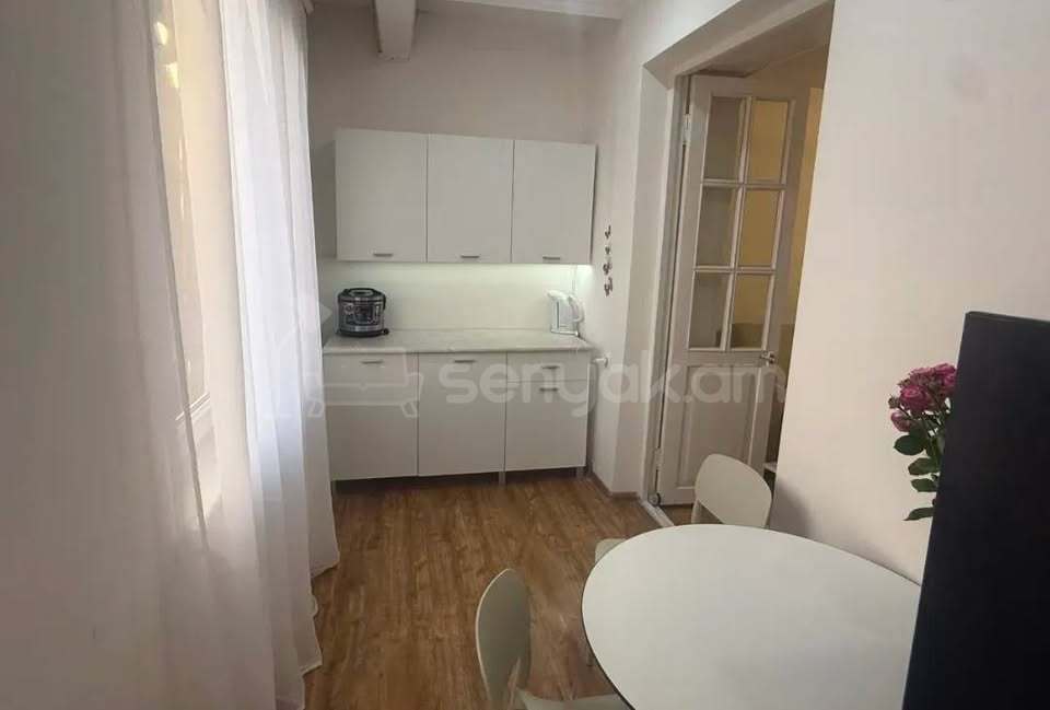 2 Սենյականոց Բնակարան Քարե Շենքում, 46քմ, 5/5 հարկ, Կապիտալ Վերանորոգված