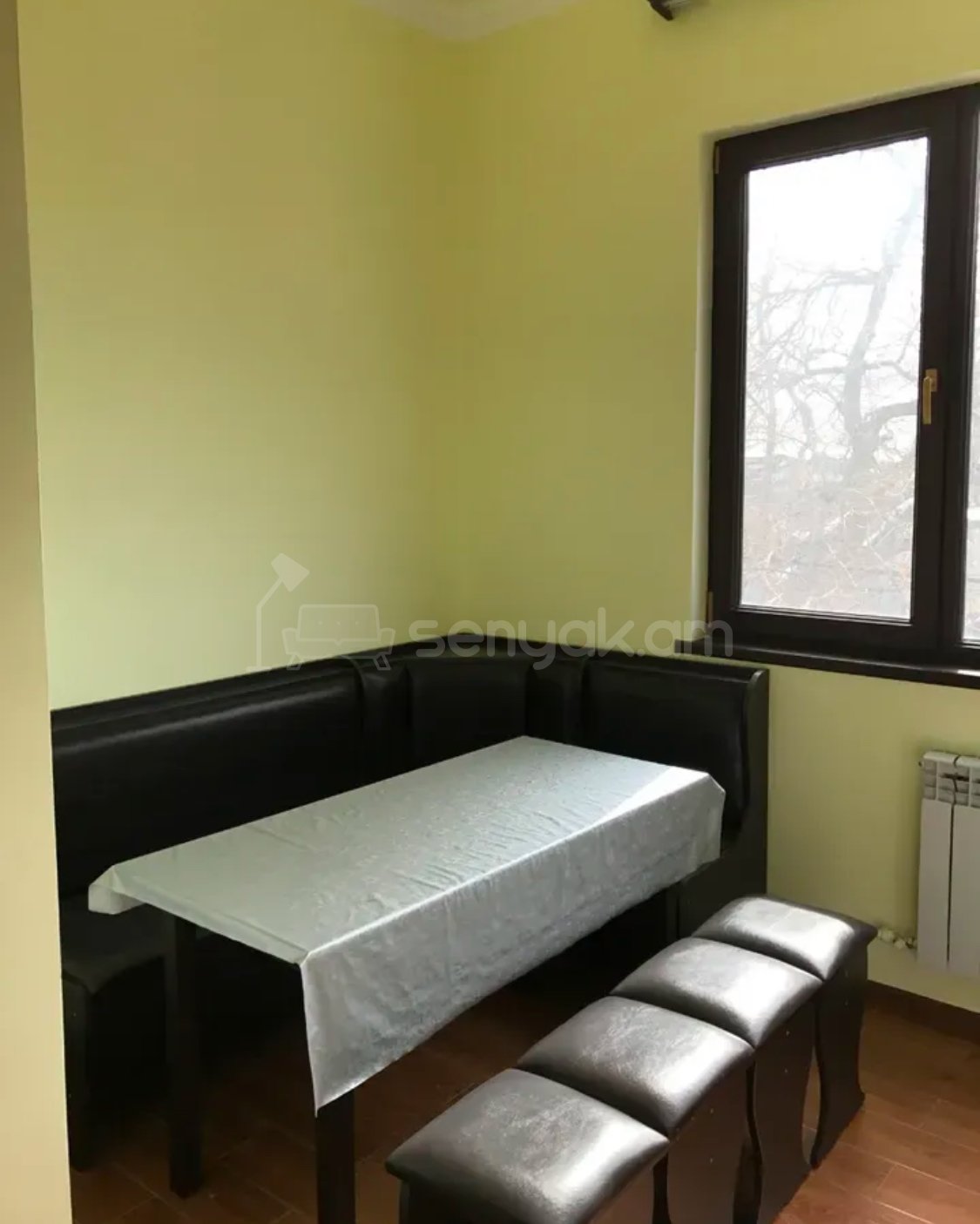 3 Սենյականոց Բնակարան Քարե Շենքում, 100քմ, 2/5 հարկ, Կապիտալ Վերանորոգված, Կահավորված