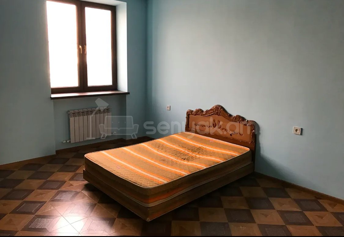 3 Սենյականոց Բնակարան Քարե Շենքում, 100քմ, 2/5 հարկ, Կապիտալ Վերանորոգված, Կահավորված