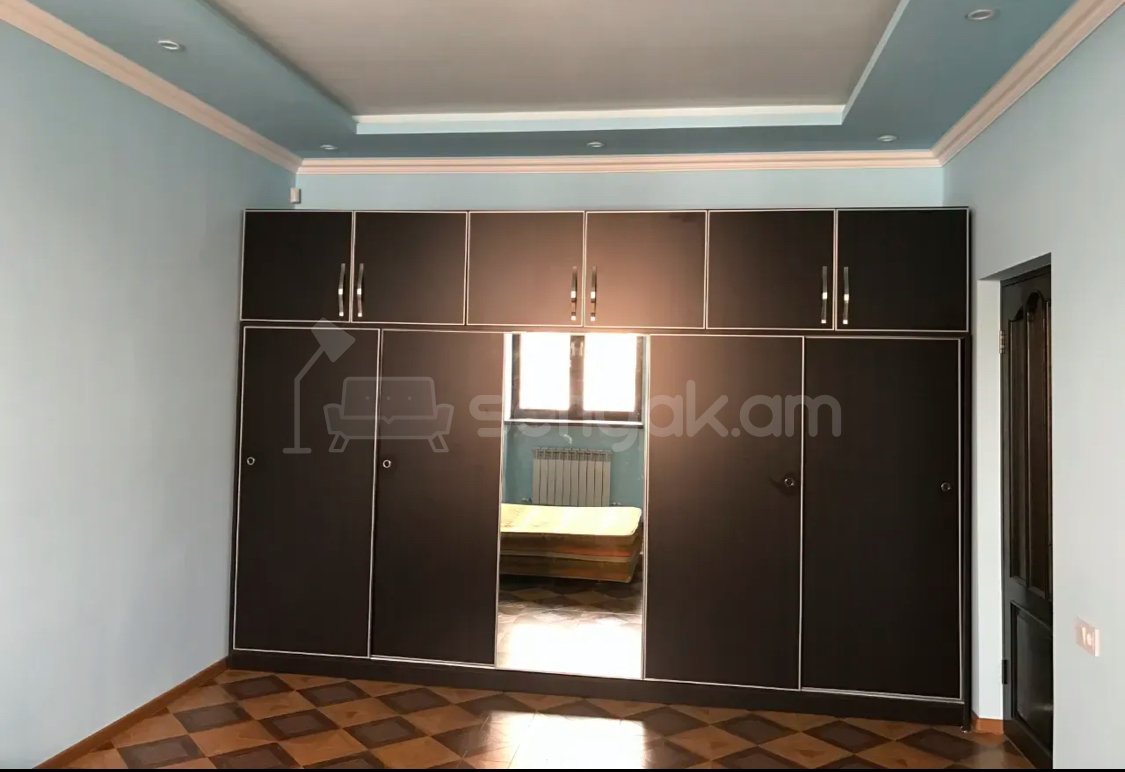3 Սենյականոց Բնակարան Քարե Շենքում, 100քմ, 2/5 հարկ, Կապիտալ Վերանորոգված, Կահավորված