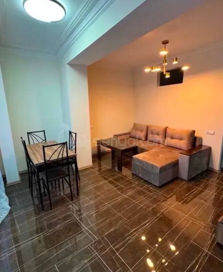 2 Սենյականոց Բնակարան Քարե Շենքում, 45քմ, 5/5 հարկ, Կապիտալ Վերանորոգված, Կահավորված