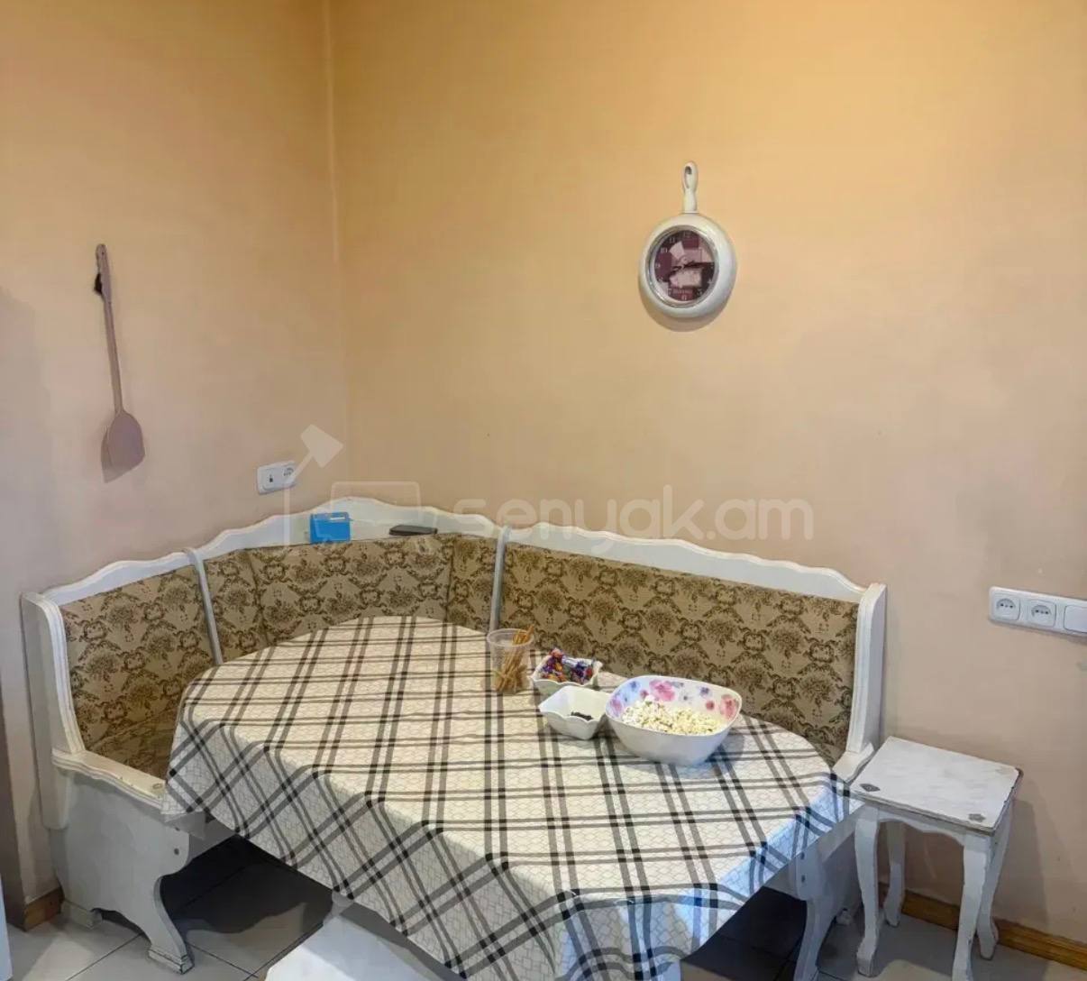 3 Սենյականոց Բնակարան Քարե Շենքում, 100քմ, 3/4 հարկ, Կապիտալ Վերանորոգված, Կահավորված