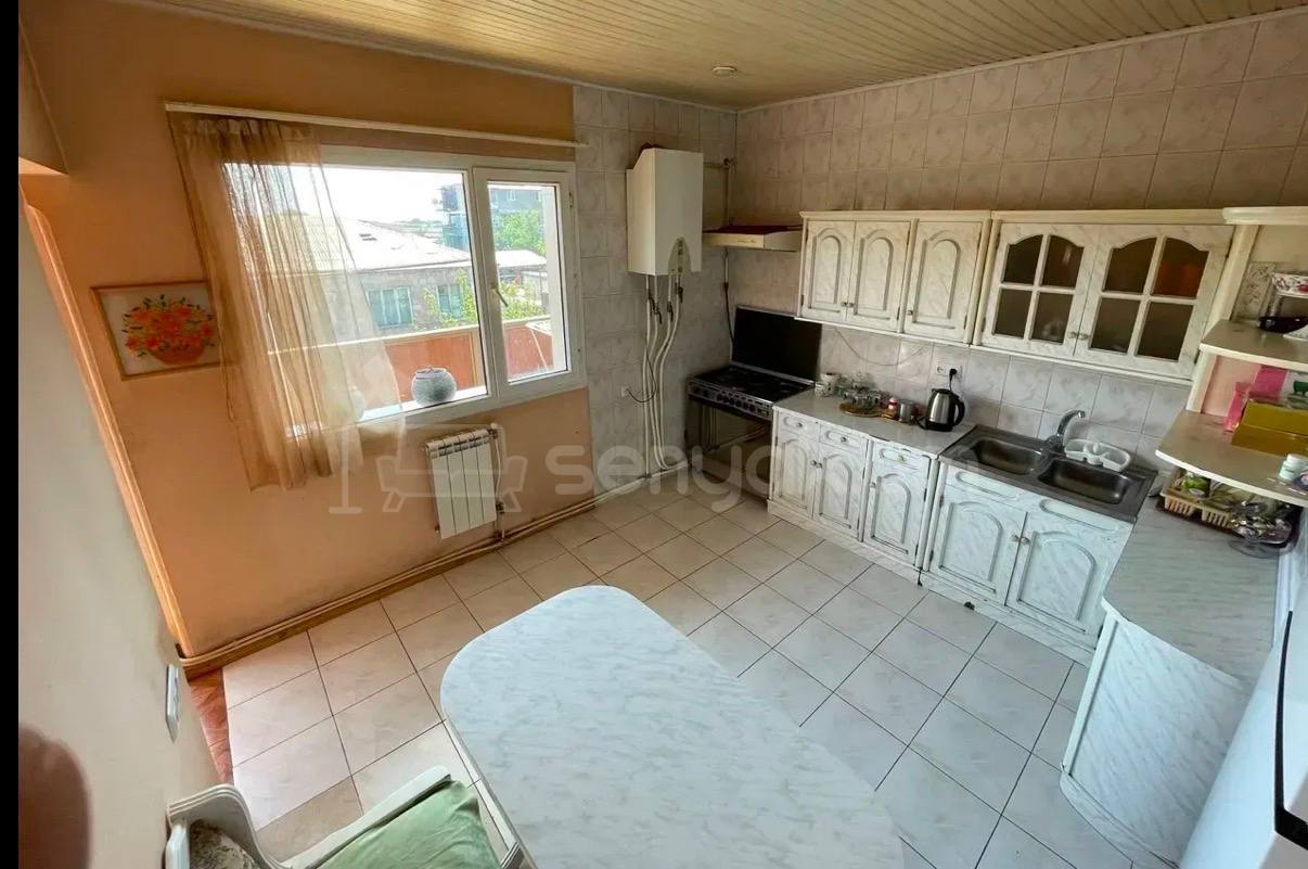 3 Սենյականոց Բնակարան Քարե Շենքում, 100քմ, 3/4 հարկ, Կապիտալ Վերանորոգված, Կահավորված