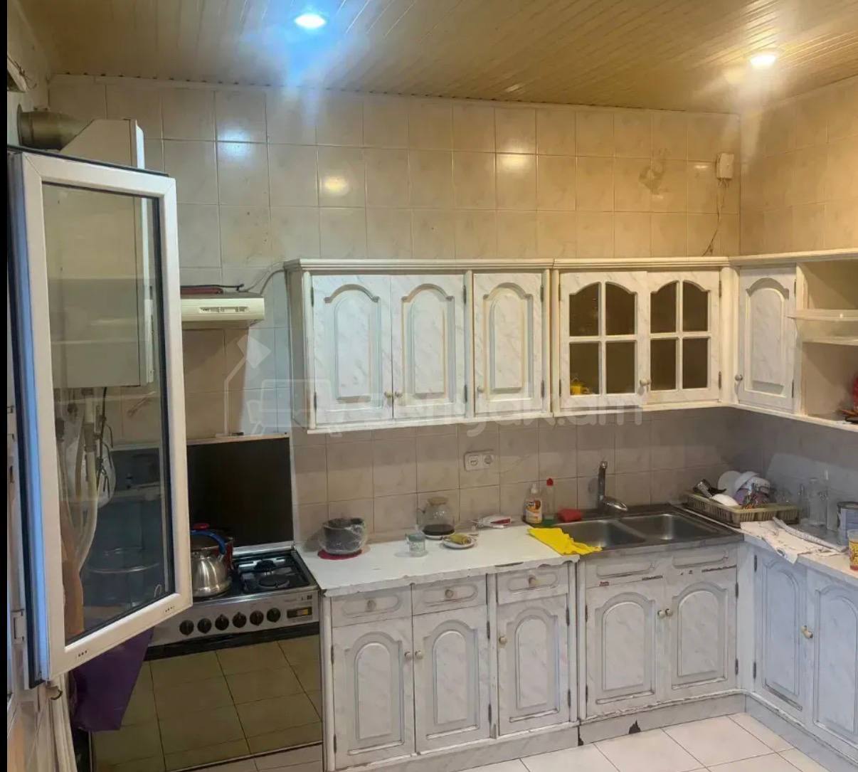 3 Սենյականոց Բնակարան Քարե Շենքում, 100քմ, 3/4 հարկ, Կապիտալ Վերանորոգված, Կահավորված, Արևկող